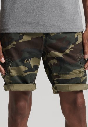 Camouflage-Cargoshorts mit grünen, braunen und schwarzen Mustern. Gefertigt aus strapazierfähigem Stoff mit aufgerollten Bündchen und Taschen an den Seiten.