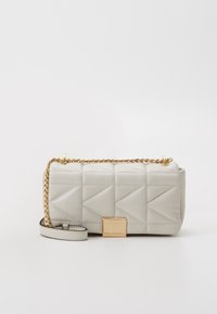 Επιλέχθηκε, cement