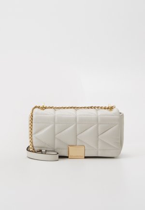 Borsa a tracolla in pelle trapuntata grigio chiaro con catena dorata e hardware rettangolare dorato. Presenta una forma piatta e una cucitura geometrica.