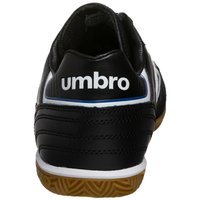 Scarpe da calcio sintetiche nere con un design elegante, caratterizzate da accenti bianchi e blu. La suola è di colore gomma con motivi testurizzati.