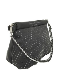 Borsa a mano in pelle nera con pois bianchi, tracolla a catena e design con parte superiore arricciata. Presenta un testo inciso sulla parte anteriore.