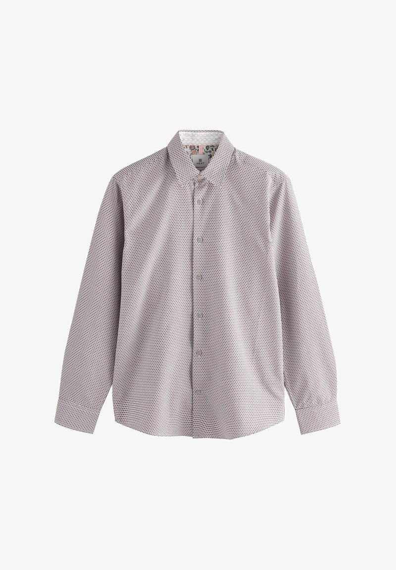 Biała koszula z długimi rękawami o geometrycznym czerwonym wzorze, z kołnierzykiem zapinanym na guziki i guzikami z przodu, wykonana z gładkiego materiału.