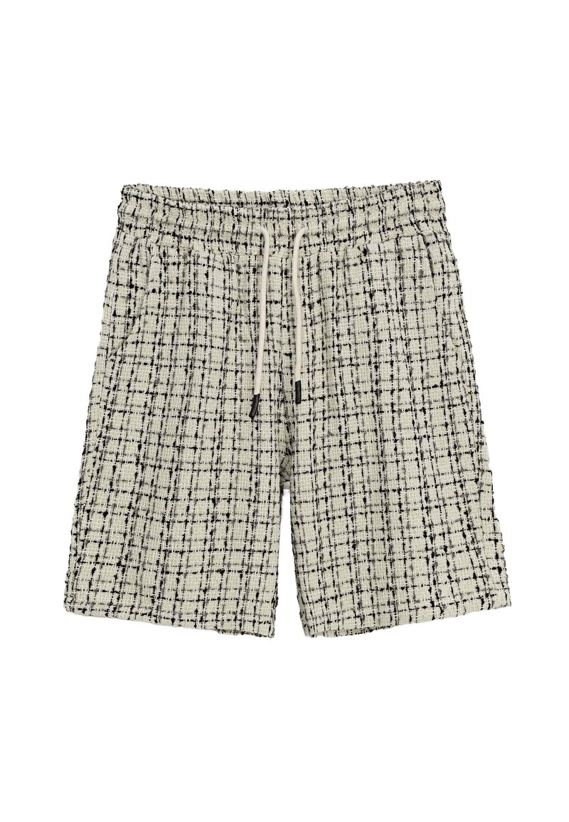 Shorts à carreaux noirs et blancs avec une taille élastique et un cordon de serrage, dotés d'un tissu texturé et d'une coupe décontractée.