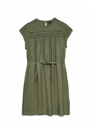 Olijfgroene jurk met korte mouwen en kantafwerking op de mouwen en borst, ronde halslijn, keyhole rug en een strikceintuur in de taille.