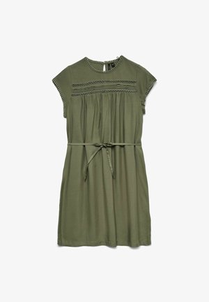 Olijfgroene jurk met korte mouwen en kantafwerking op de mouwen en borst, ronde halslijn, keyhole rug en een strikceintuur in de taille.