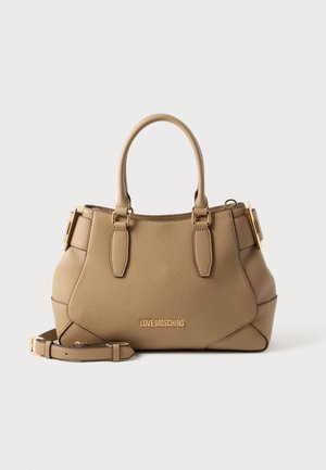 Sac à main en cuir marron texturé avec doubles anses, bandoulière amovible, boucles dorées et logo "Love Moschino" à l’avant.