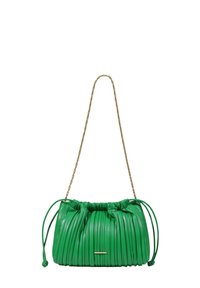 Borsa a tracolla verde in pelle con texture arricciata, caratterizzata da una catena dorata, chiusura a cordoncino e un accento metallico sulla parte anteriore.