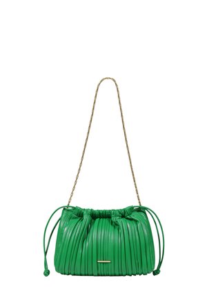 Zielona skórzana torebka z marszczonym wzorem, z złotym łańcuszkiem, zaciąganą klapą i metalowym akcentem z przodu.