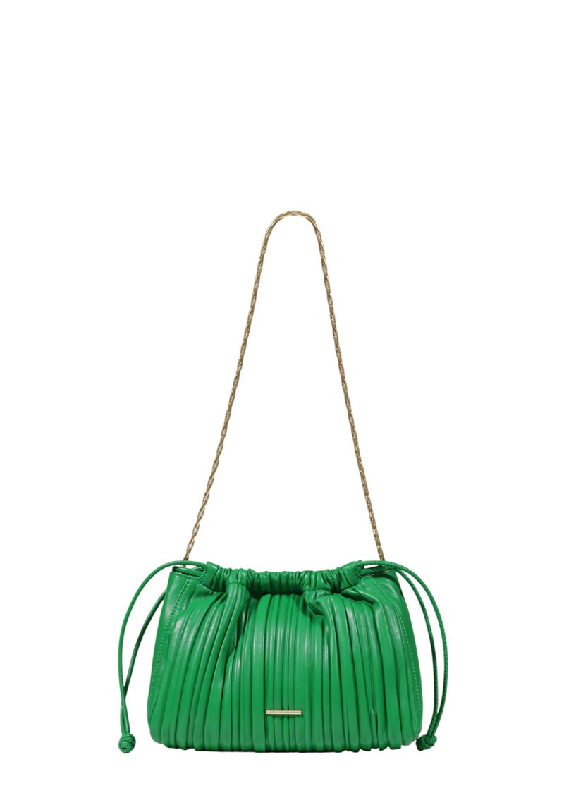 Borsa a tracolla verde in pelle con texture arricciata, caratterizzata da una catena dorata, chiusura a cordoncino e un accento metallico sulla parte anteriore.