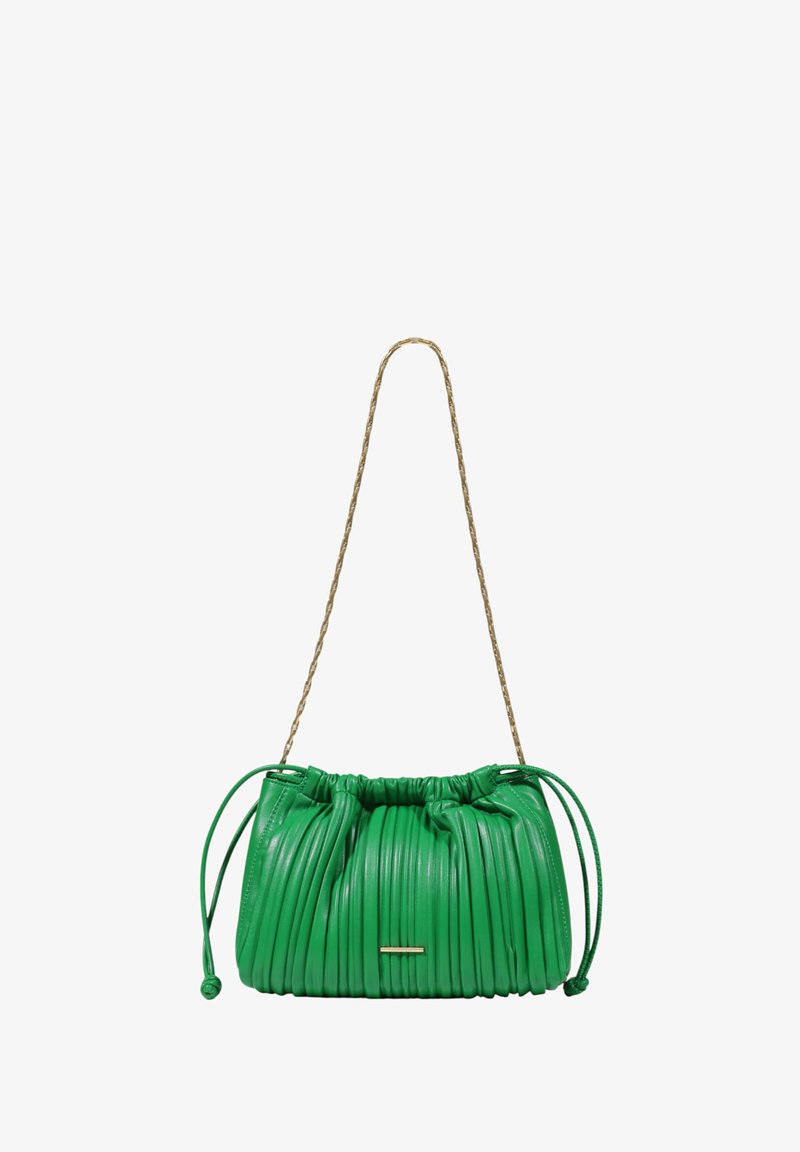 Grøn læderhåndtaske med samlet tekstur, udstyret med en guld kædestrop, snorelukning og metalaccent på forsiden.
