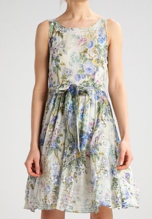 Bezrekawowa sukienka o długości do kolan z dopasowaną górą, w kwiatowy wzór w odcieniach niebieskiego, fioletowego i zielonego, z pasującym paskiem z tkaniny przewiązanym w talii.