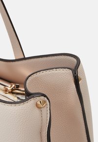 Guess MERIDIAN GIRLFRIEND TOTE - Ručna torba - light rose