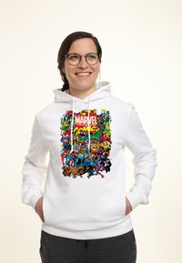 Biała bluza z kapturem z kolorową grafiką Marvel Comics, przedstawiającą różne postacie, z regulowanym kapturem i luźnym krojem.