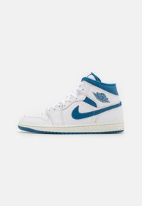 Sneakers high-top Nike Air Jordan in pelle bianca con accenti blu. Presentano una punta perforata, un collare imbottito e un logo distintivo sul tallone.