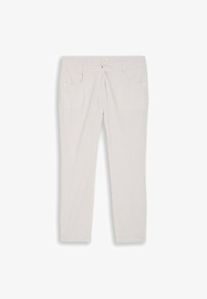 Hellfarbene Hose mit dünnen vertikalen Streifen, vorderer Knopf und Reißverschluss, Gürtelschlaufen und Fronttaschen, flach auf weißem Hintergrund ausgelegt.