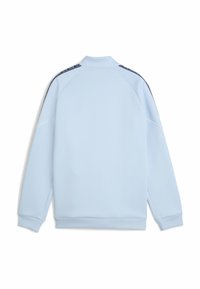 Ljusblå sweatshirt med hög krage, ribbade ärmslut och kontrasterande marinblå detaljer på axlarna. Mjuk textur; inga synliga motiv.