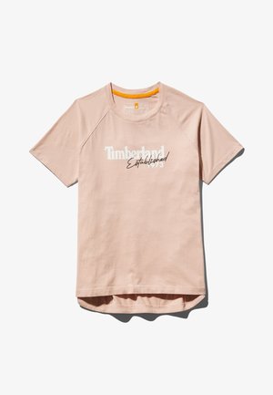 Lichtroze T-shirt met korte mouwen gemaakt van zacht katoen, voorzien van een ronde halslijn, raglanmouwen en een witte bedrukte "Timberland Established 1973"-logo.