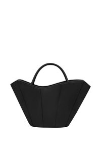 Svart totebag med en unik bølget form, laget av glatt lær, med to korte håndtak og lett strukturerte sider med sømdetaljer.