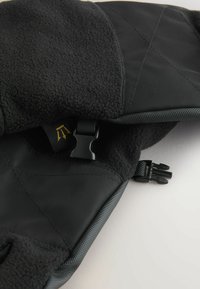 Schwarzes Accessoire mit weichem Fleece und glatten Nylonabschnitten, versehen mit einem strukturierten Rand und verstellbaren Schnallen für einen sicheren Verschluss.