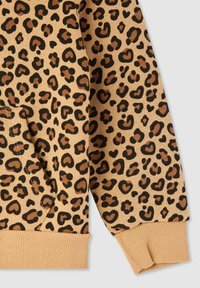 Beżowa bluza z nadrukiem w panterkę w kolorach czarnym i brązowym. Posiada przednią kieszeń oraz ściągacze na rękawach, zapewniające teksturę i dopasowanie.