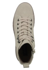 Hellbeige High-Top-Schuh aus Wildleder. Verfügt über runde Schnürsenkel, metallische Ösen und eine kleine Zuglasche an der Ferse. Glatte Oberfläche, abgerundete Zehenform.