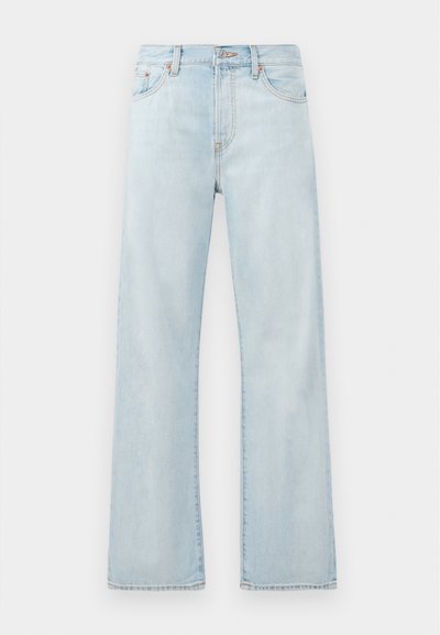 Svijetloplave traperice viskog struka, širokih nogavica i blagog izblijeđenja. Imaju klasičan dizajn s pet džepova i tonirane šavove.