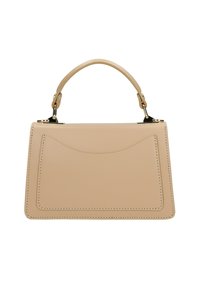 Beige leren handtas met een gestructureerd ontwerp, bovenhandvat en een gladde textuur. Voorzien van een subtiele voorzak en goudkleurige hardware.