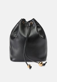 Sac à cordon en cuir noir avec œillets en ton doré et accents métalliques ronds. Texture lisse avec une forme douce et décontractée.