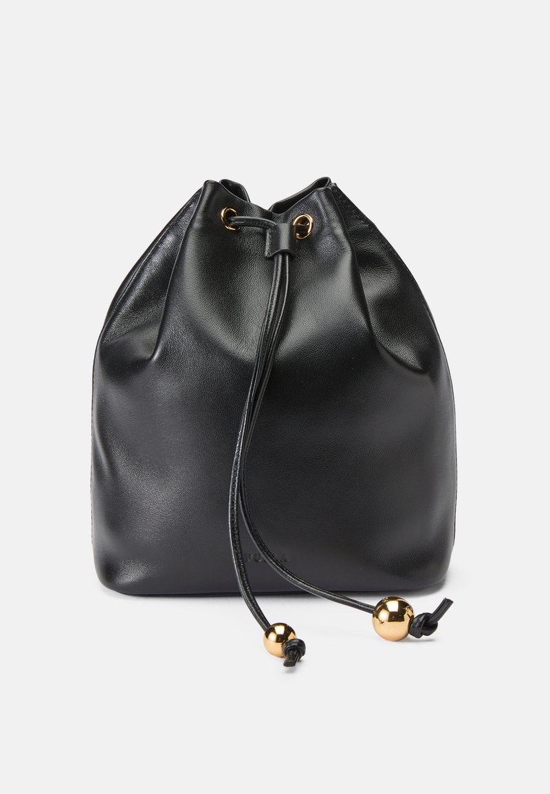 Sac à cordon en cuir noir avec œillets en ton doré et accents métalliques ronds. Texture lisse avec une forme douce et décontractée.