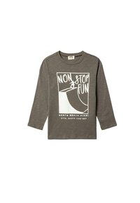 Szary longsleeve z miękkiego materiału, z białym nadrukiem graficznym przedstawiającym tekst "NON STOP FUN" oraz wzorem skateboardzisty.