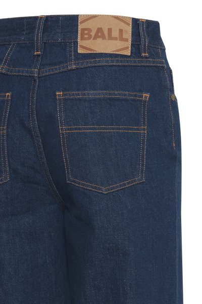 Temno modri jeans iz denima z oranžnim šivom, dvema zadnjima žepoma in svetlo rjavo pravokotno oznako z napisom "BALL" na pasu.