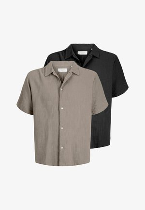 Dvije teksturirane košulje kratkih rukava s ovratnicima, jedna bež sprijeda i jedna crna iza, prikazane na bijeloj pozadini.