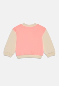 Fleece genser med rosa bakpanel og beige ermer. Ribbestrikket krage og mansjetter, myk tekstur gjennom hele plagget. Ingen synlig maskinvare.
