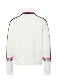 Gebreide witte trui met hoge kraag, geribbelde textuur en marineblauwe mouwen met rode en blauwe strepen langs de randen.