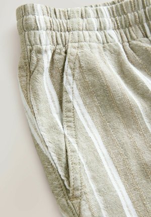 Licht olijfgroene shorts met een gestructureerde stof en verticale witte strepen, een elastische tailleband en zijzakken.