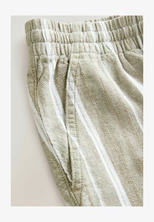 Lyse olivenfarvede shorts har et tekstureret stof med lodrette hvide striber, et elastisk taljebånd og sidelommer.