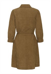 Hněd dresses s texturou, s límcem, dlouhými rukávy a staženým pasem. Obsahuje páskové provedení a přímý zadní díl bez ozdob.