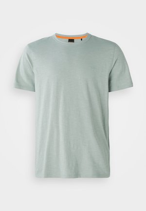 Lichtgroene t-shirt met korte mouwen van gladde stof. Heeft een ronde halslijn en een klein, subtiel logo op de borst.