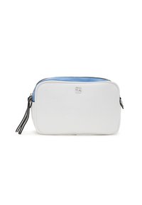 Witte leren pouch met blauwe binnenkant, rechthoekige vorm, zilveren logo en zwart-witte franje aan de rits. Geprofileerd oppervlakte detail.