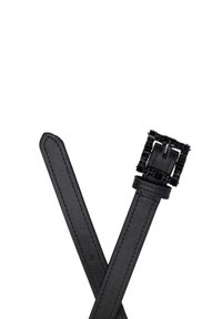 Schwarzer Ledergürtel mit einer quadratischen Schnalle, die mit schwarzen Edelsteinen verziert ist, diagonal auf einem weißen Hintergrund angeordnet.