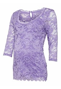 Krajkový top v levandulovej farbe s trojštvrťovými rukávmi, okrúhlym výstrihom, kvetinovým vzorom a otvorom na chrbte so zapínaním na gombík.