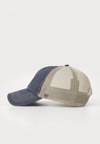 Gorra azul marino con visera rígida, parte trasera de malla, costuras en contraste y un logo en el lateral. El material combina tela y malla transpirable.