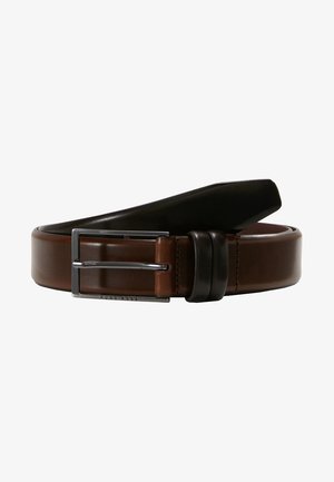 Ceinture en cuir marron avec une accent en cuir noir, dotée d'une boucle en métal argenté. Texture lisse et forme rectangulaire classique.