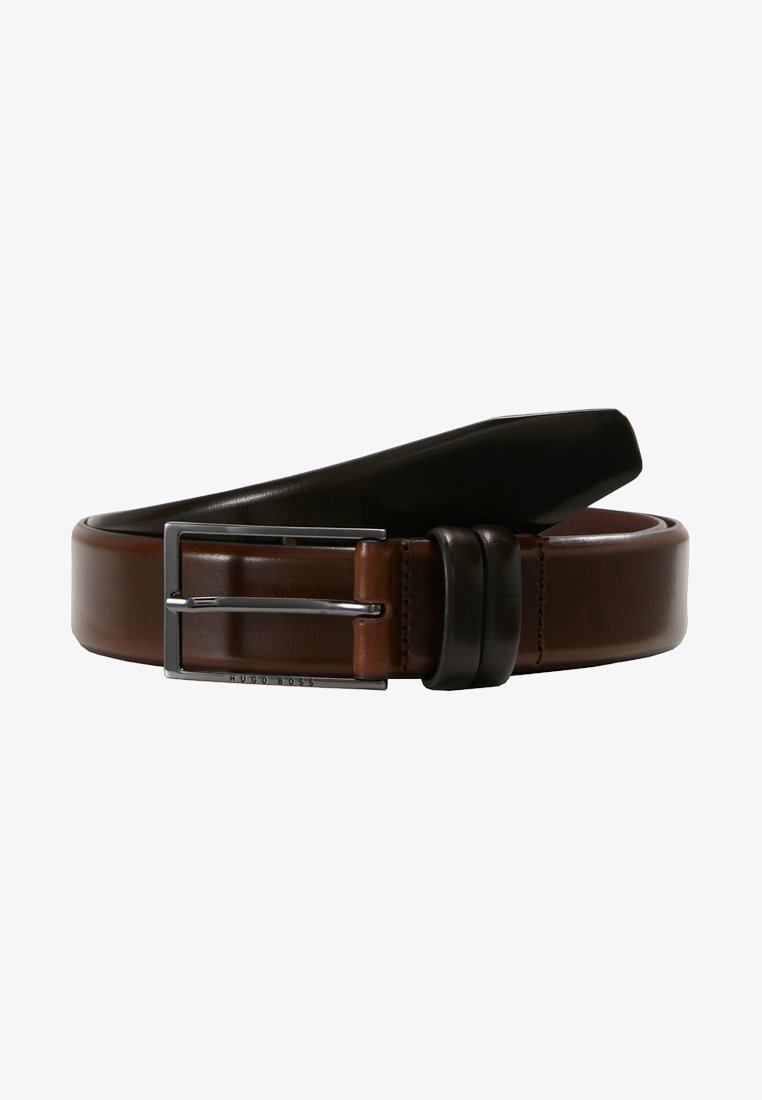 Ceinture en cuir marron avec une accent en cuir noir, dotée d'une boucle en métal argenté. Texture lisse et forme rectangulaire classique.