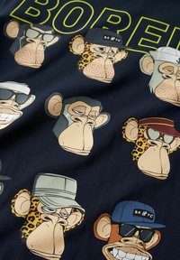 Ciemnogranatowa tkanina z rysunkami małp z różnymi akcesoriami: okularami przeciwsłonecznymi, czapkami oraz różnymi wzorami futra, w tym panterką.