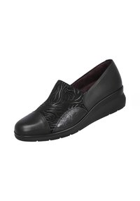 Zapato negro tipo mocasín con un upper texturizado y con patrón, puntera lisa y suela acolchada. Presenta un acabado brillante en contraste y un diseño ergonómico.
