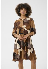 Barna és krém színű mintás ruha gombos elülső résszel, hosszú ujjakkal és több rétegű szoknyával, puha, könnyű anyagból készült.