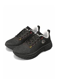 Schwarze Sportschuhe mit einem strukturierten grauen Obermaterial, kontrastierenden Ösen in Rot und Gelb sowie einer dicken, rutschfesten schwarzen Sohle.