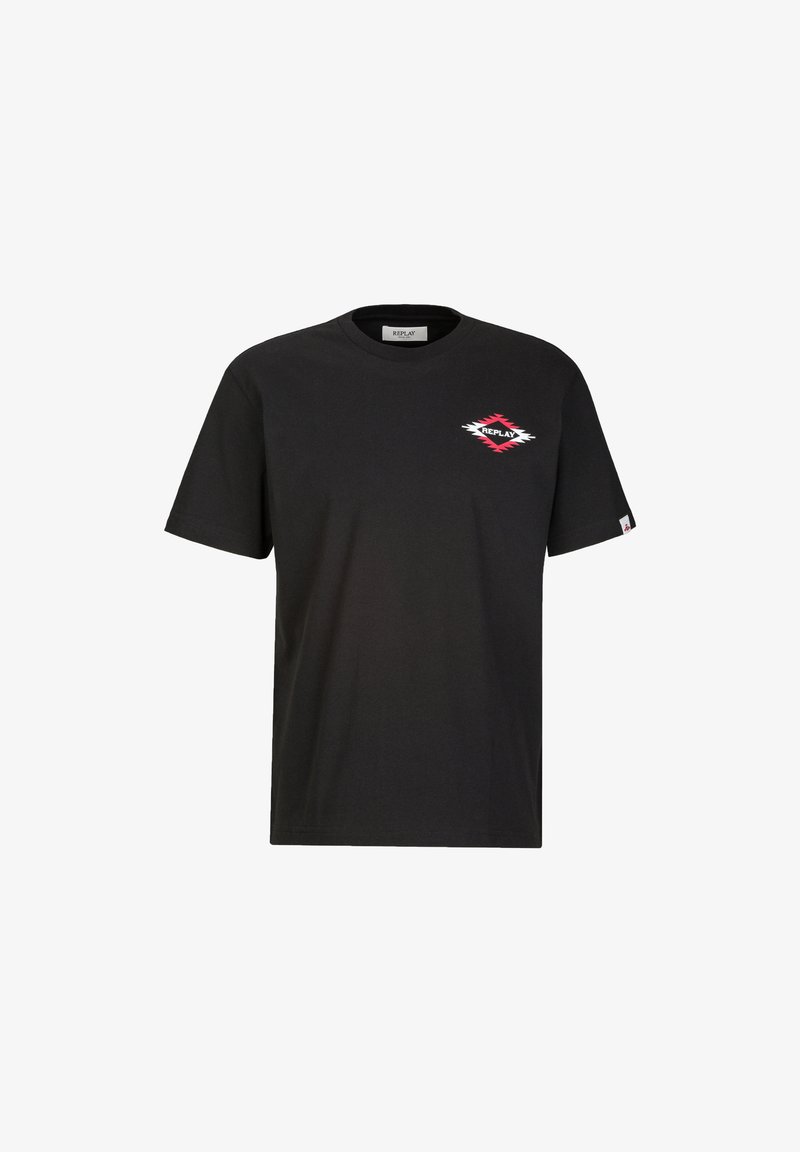 Zwarte katoenen t-shirt met een ronde hals. Beschikt over een rood en wit logopatch in diamantvorm op de linkerkant van de borst. Korte mouwen, klassieke pasvorm.