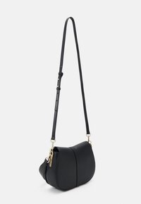 Sac bandoulière en cuir noir avec forme arrondie, bandoulière réglable et ferrures dorées sur fond blanc.